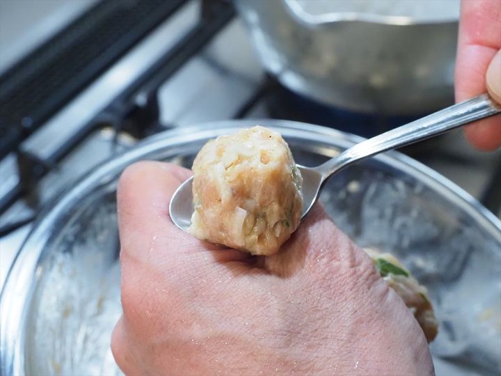 優しい味で大満足！鶏団子と白菜の具だくさん春雨スープ