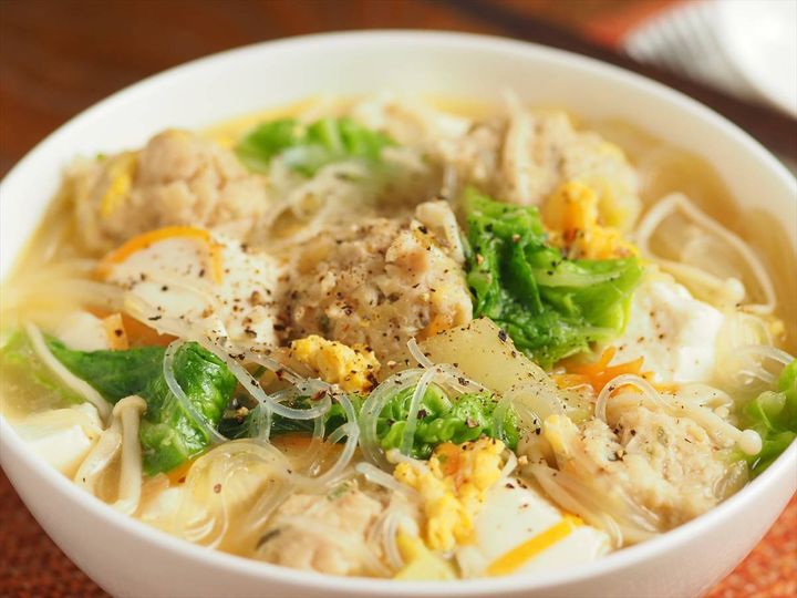 優しい味で大満足！鶏団子と白菜の具だくさん春雨スープ