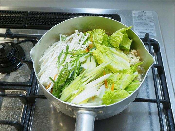 優しい味で大満足！鶏団子と白菜の具だくさん春雨スープ