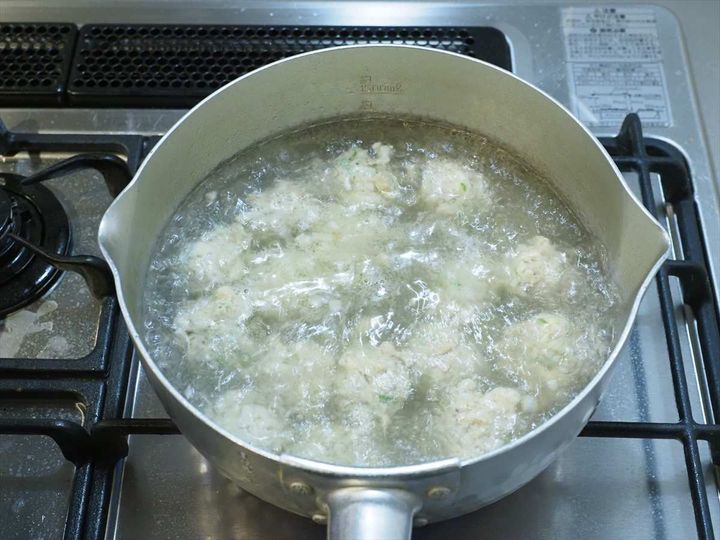 優しい味で大満足！鶏団子と白菜の具だくさん春雨スープ
