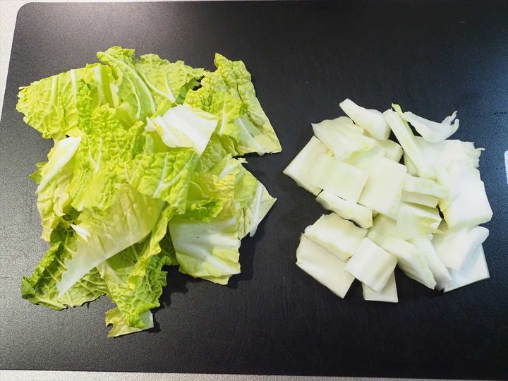 優しい味で大満足！鶏団子と白菜の具だくさん春雨スープ