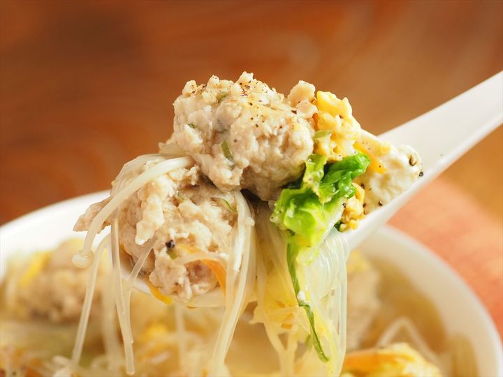 優しい味で大満足！鶏団子と白菜の具だくさん春雨スープ