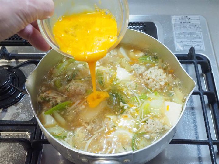 優しい味で大満足！鶏団子と白菜の具だくさん春雨スープ