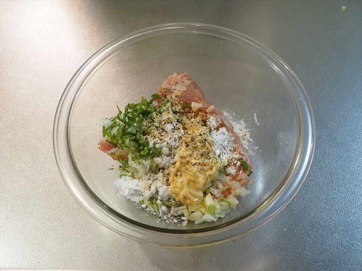 優しい味で大満足！鶏団子と白菜の具だくさん春雨スープ