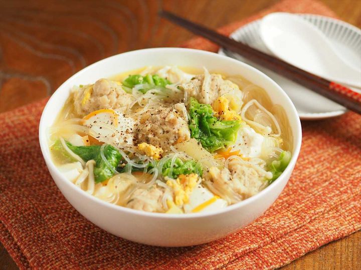 優しい味で大満足！鶏団子と白菜の具だくさん春雨スープ