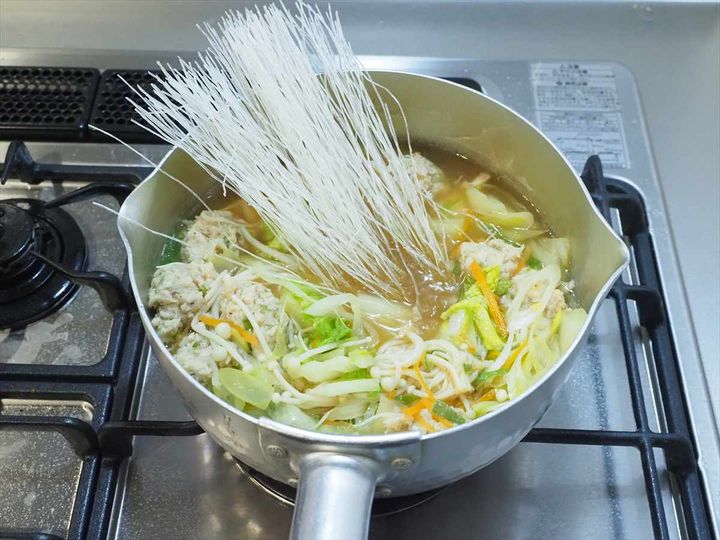 優しい味で大満足！鶏団子と白菜の具だくさん春雨スープ
