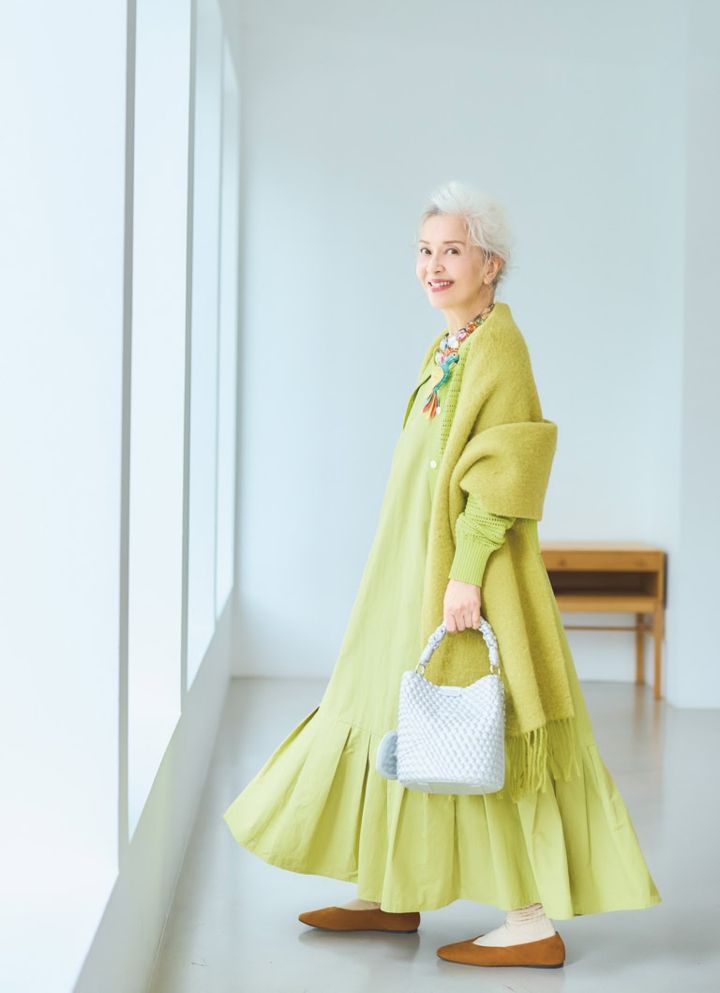 カーディガン¥20,900、ワンピース¥26,400／ともにハリス（金万）、ストール¥24,000、靴¥30,000／ともにバナナ・リパブリック、バッグ¥18,150／ダイアナ（ダイアナ 銀座本店）、ブローチ¥7,150／メルセデス・サラザール、ネックレス各¥25,740／すべてマイケル・ナッシュ・ジュエリー（ズットホリック）、靴下¥590／ユニクロ