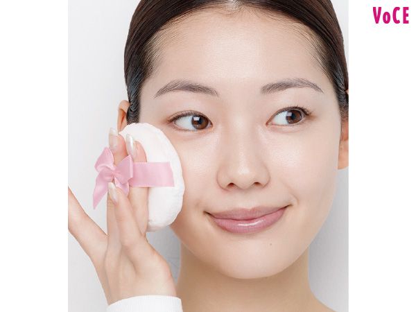 ルースパウダーを全顔にまんべんなくオン