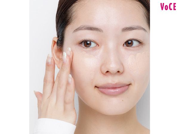 頰にリキッドファンデをスタンプ置き