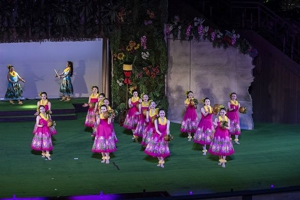 華麗な衣装も見もの