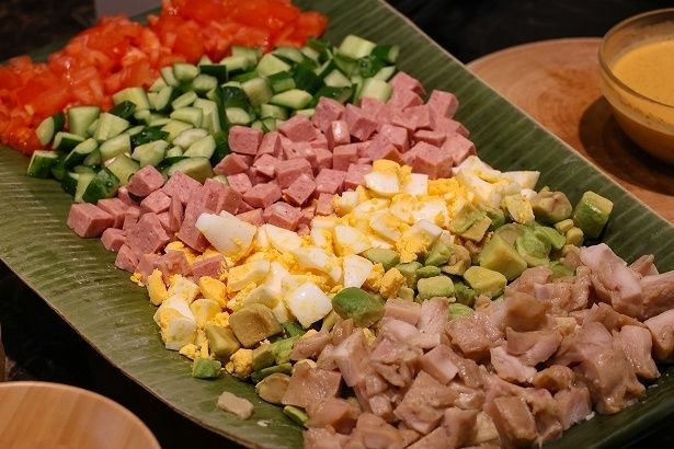 コブサラダも自分好みに盛り付けOK