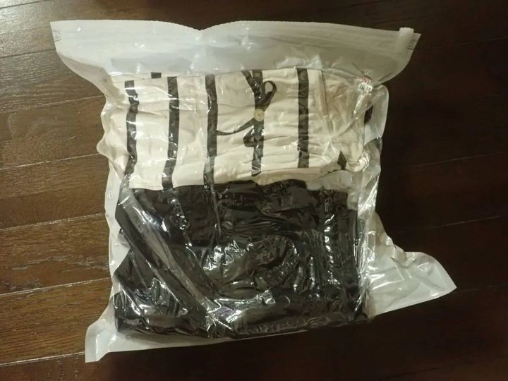 DAISO(ダイソー)：衣類用圧縮袋(40cm×50cm)