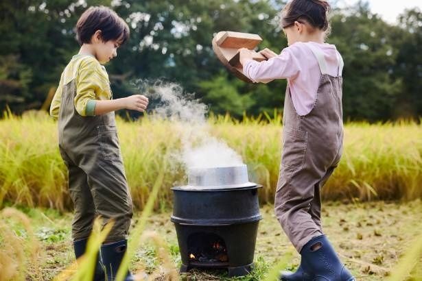 稲作体験のあとは、伝統的な炊飯方法である羽釜炊きに挑戦