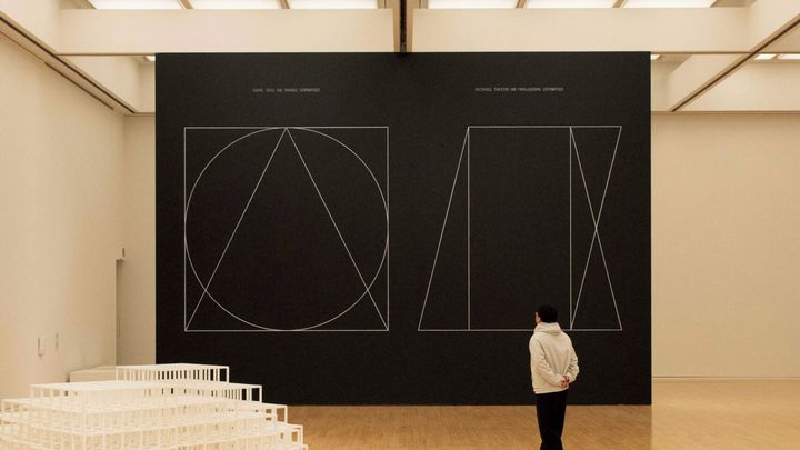 奥から、「ウォール・ドローイング #312」「ストラクチャー（正方形として1、2、3、4、5）」「シリアル・プロジェクト #1（ABCD）」。 © 2025 The Le Witt Estate / Artists Rights Society ( ARS ) , New York. Courtesy Paula Cooper Gallery.