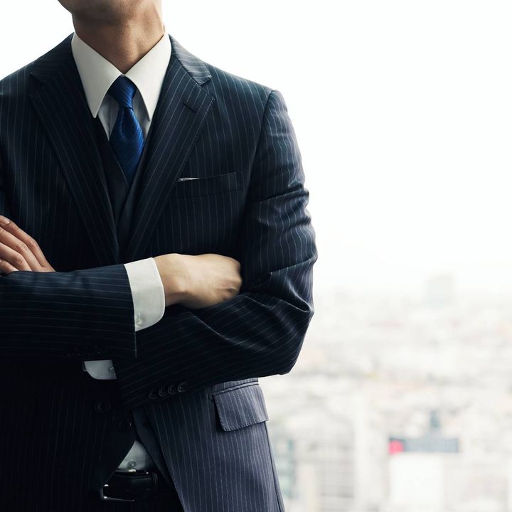 腕組みをする人