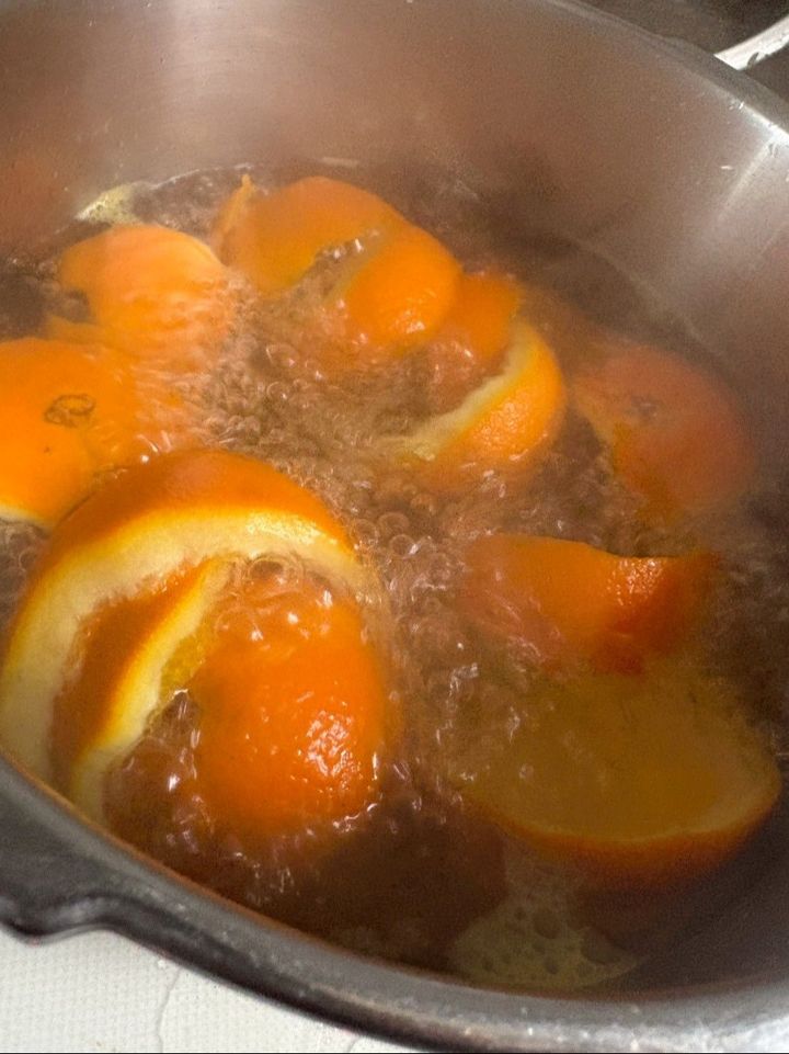 よく洗ったら皮を分厚くむいて下茹でします。