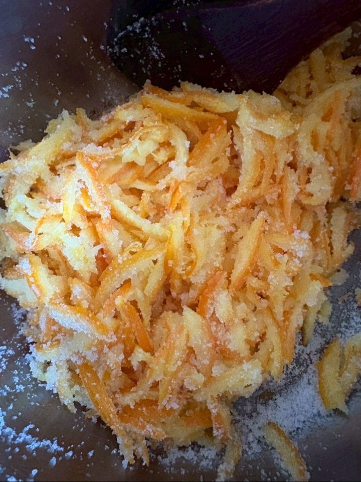 鍋に刻んだ皮を入れ、グラニュー糖を全体にまぶします。