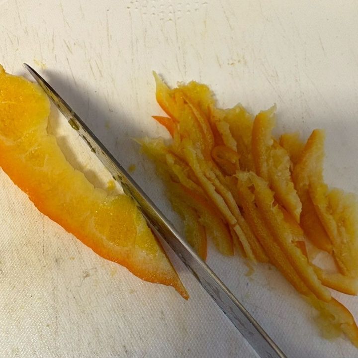 下茹でした皮を薄く細長く刻みます。