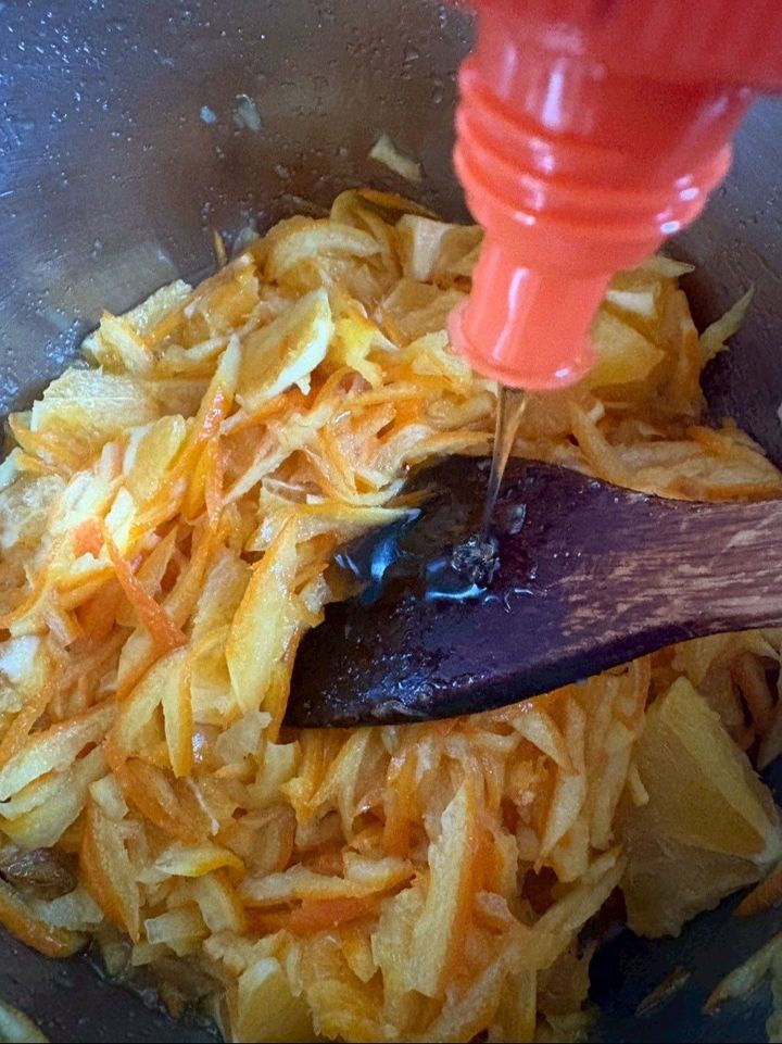 最初はこんな感じで煮はじめ、蜂蜜を加えます。