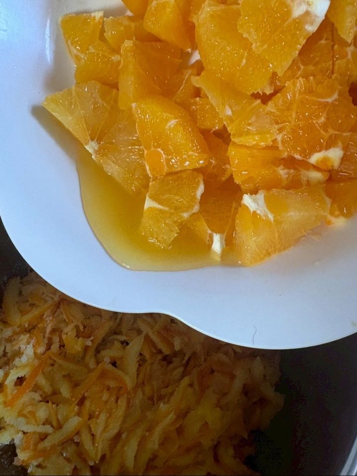 実をざく切りにして果汁と一緒に加えます。