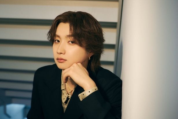 【写真を見る】瞳に引き込まれそう…改めてワールドツアーを振り返ってくれたJUNON＆LEOを撮りおろし 撮影/Jumpei Yamada(ブライトイデア)