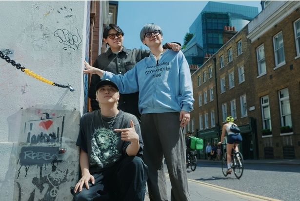 自由時間に観光を楽しむメンバーを見ることができるのも本作の見どころ！ [c] B-ME & CJ 4DPLEX All Rights Reserved.