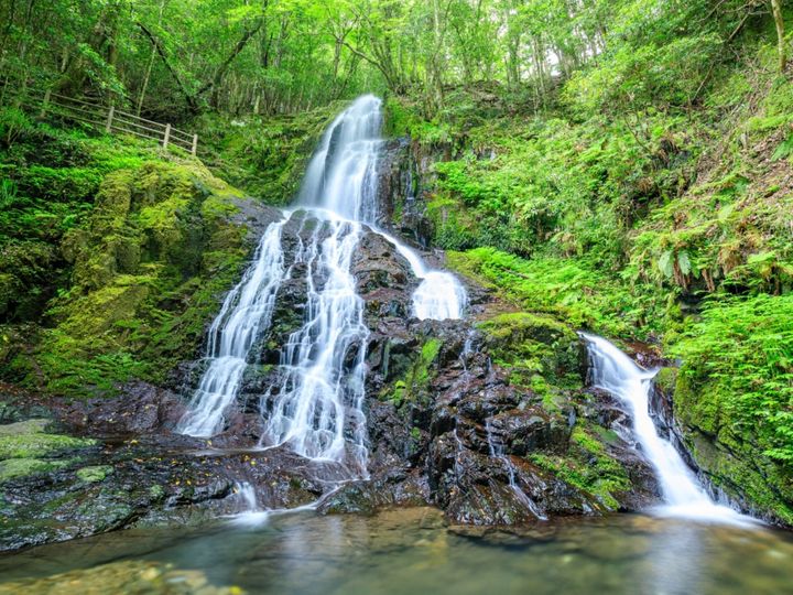 All About ニュース編集部が全国250人を対象に実施した「滝に関するアンケート」の調査結果から、冬に行きたい「山口県の滝」ランキングを発表！ 2位「秋芳白糸の滝」を抑えた1位は？