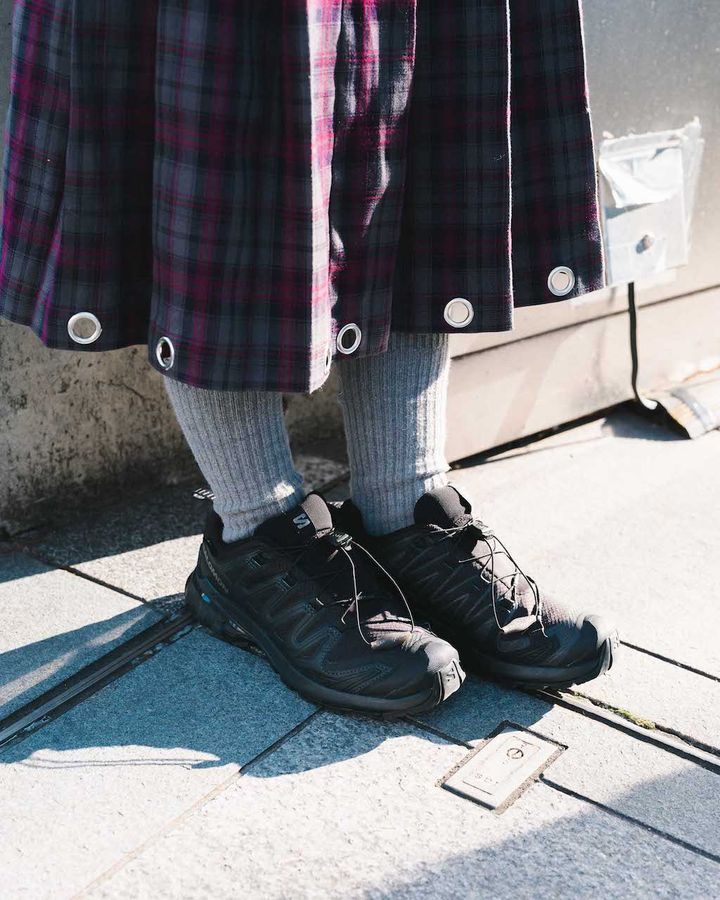 真冬の《サロモン》スニーカースタイル5選。ハイテクデザインが装いに光る【TOKYO SNAP】