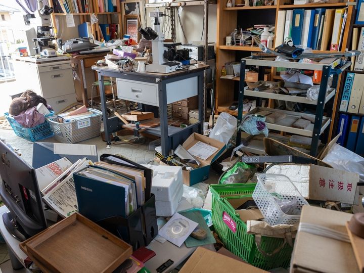 【精神科医が回答】極端に物を捨てられず、室内が物で埋め尽くされてしまうような場合、心の病気の可能性もあります。溜め込み障害の特徴や治療法について、分かりやすく解説します。（※画像：amanaimages）