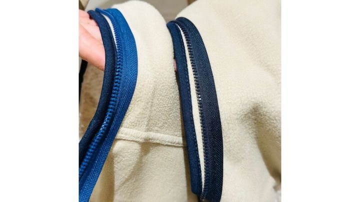 ワークマンの大ヒットアウター・袖が取り外せる2WAYレディースデタッチャブルボアスタンドジャケットの袖ファスナー部分。左右取り違えないように色が違う