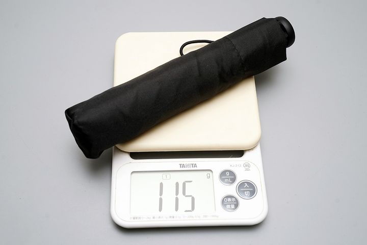 気になって測ってみたところ、ケース込みの実測は約115gでした。