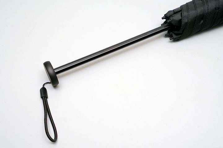 傘のシャフトのもっとも太い部分でも直径8mm程度。強度にはさほど期待できない。