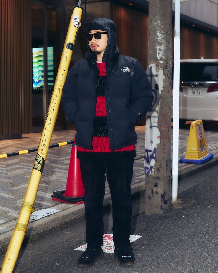 【スナップ】ザ・ノース・フェイスのダウンを“普通に着ない”ために色物のニットを覗かせる