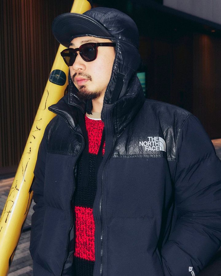 【スナップ】ザ・ノース・フェイスのダウンを“普通に着ない”ために色物のニットを覗かせる