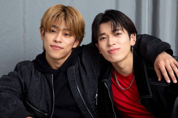 TJBBのKOTAとTAKUMIが肩を組んで並ぶポートレート。リラックスした表情と洗練されたムードが共存する、sweet独占インタビューカット