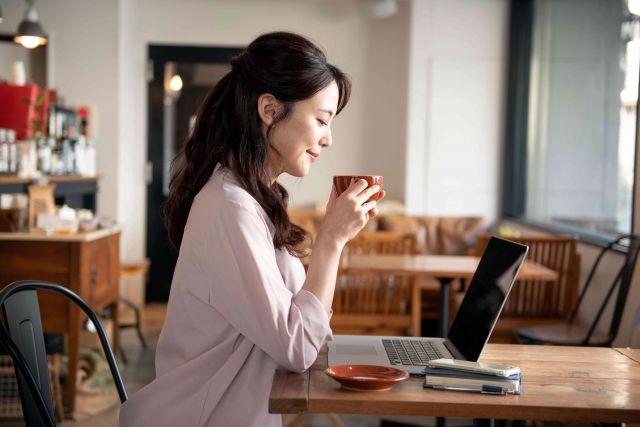 カフェでコーヒーを飲む女性
