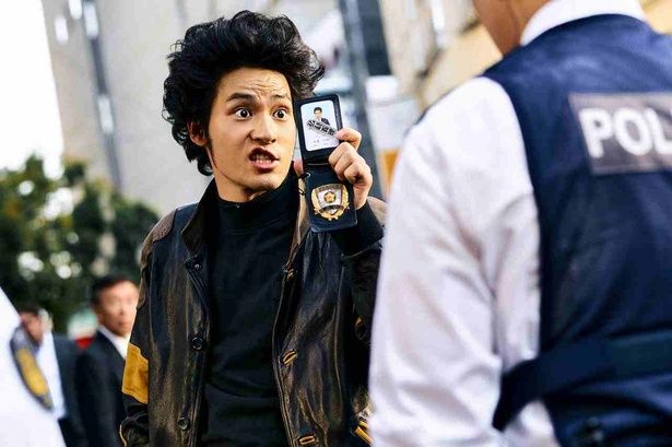 【写真を見る】水上恒司がアフロヘア！主人公の相葉四郎役 [c]2026「TOKYO BURST」フィルムパートナーズ 