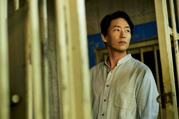 オム・ギジュンが村田蓮司の右腕となるキム・フン役 [c]2026「TOKYO BURST」フィルムパートナーズ 