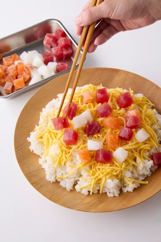 器にすしめし、具を盛る