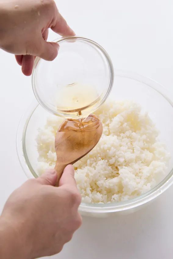 すし酢を回しかける