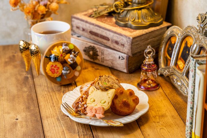アンティーク調の空間に猫モチーフがいっぱい！保護猫カフェとセットで利用できる「ねこと焼き菓子のお店 ティールームウリエル」