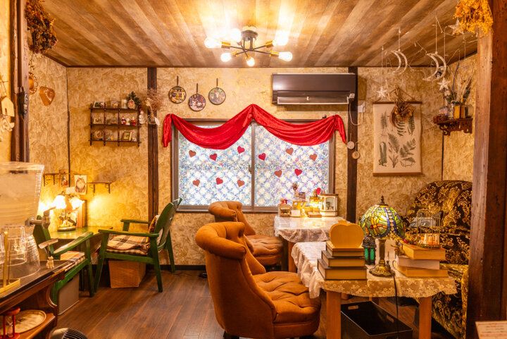 アンティーク調の空間に猫モチーフがいっぱい！保護猫カフェとセットで利用できる「ねこと焼き菓子のお店 ティールームウリエル」