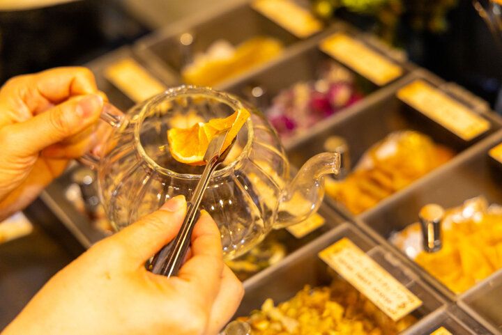 アンティーク調の空間に猫モチーフがいっぱい！保護猫カフェとセットで利用できる「ねこと焼き菓子のお店 ティールームウリエル」