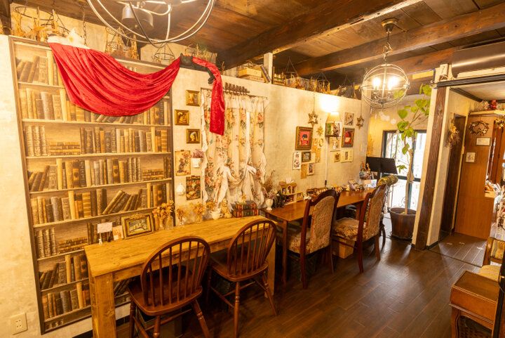 アンティーク調の空間に猫モチーフがいっぱい！保護猫カフェとセットで利用できる「ねこと焼き菓子のお店 ティールームウリエル」