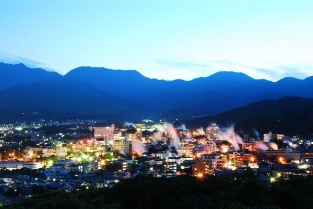 夜の温泉街の灯りと湯けむりが美しい (C)別府画像ライブラリー