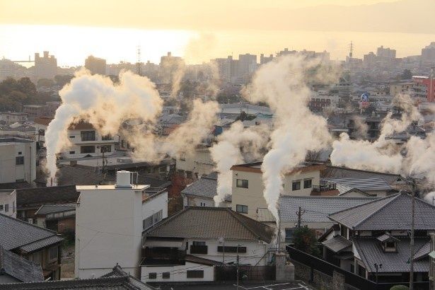 源泉日本一は伊達じゃない!!湯けむりが立ち上る別府温泉 (C)別府画像ライブラリー