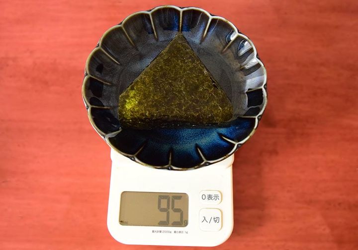 業務スーパーの「鮭」おにぎりは95g