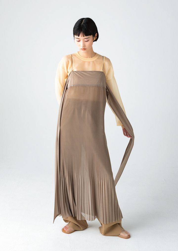 たゆたうように流れる裾のプリーツが美しい