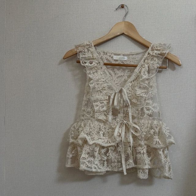 しまむら「チュール刺繍ティアードベスト」