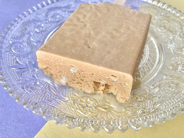 クセ強め？ちょうどいい？【ファミマ限定】たっぷり紅茶感が楽しめるロイヤルミルクティーアイスバー